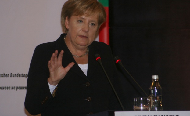  Меркел убедена в честността на германския президент 