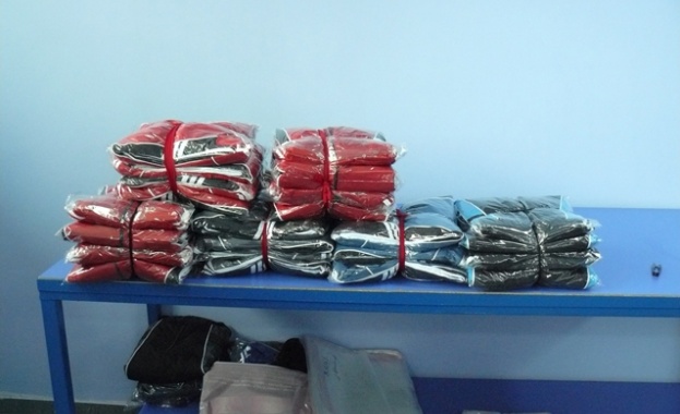 Митничарите на Лесово конфискуваха тениски и анцузи  