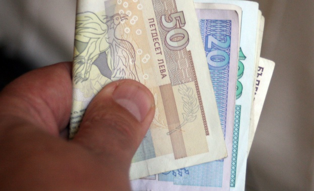 Увеличението на минималната заплата е незначително, според половината българи