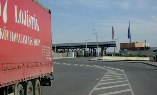 При задна маневра ТИР блъсна дядо  