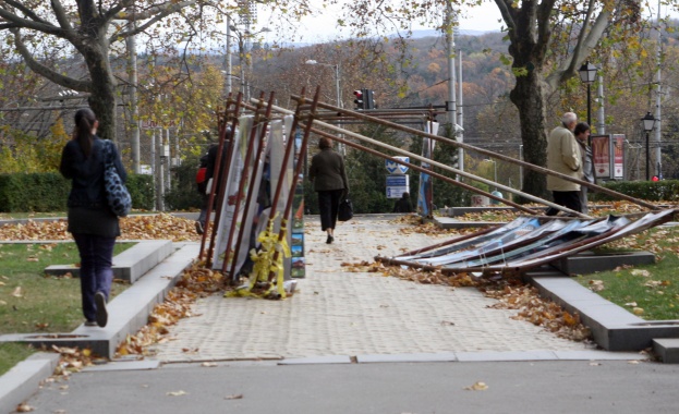 Метален покрив се срути в двора на училище Шандор Петьофи
