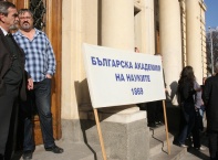 Днес,10 ноември,на площад „Цар Освободител” започна протестен митинг-шествие на служителите в БАН.