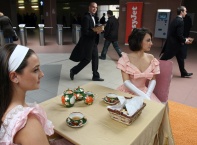 Нискотарифната авиокомпания „Easyjet” отбеляза своя 15-годишен юбилей по нестандартен начин в метростанция „Стадион Васил Левски”.