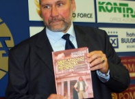 Проф. Николай Овчаров и издателство „Сиела” представиха в пресклуба на БТА книгата „Един  археолог пътешества по света”. Суперлуксозното издание проследява археологическите пътувания на проф. Овчаров по света.