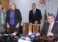 Днес,11 ноември,министърът на вътрешните работи Цветан Цветанов се срещна с посланиците на страните от Европейския съюз и Европейското икономическо пространство /ЕИП/ у нас. Бяха дискутирани въпроси, касаещи транзитното преминава на чуждите граждани.