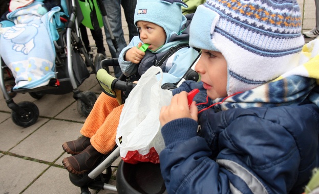 Българките все по-дълго отлагат първото си раждане