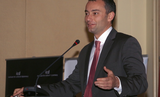 Николай Малденов разговаря с Насир Абдулазис Ал-Насер