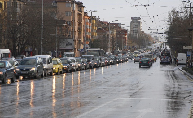 Натоварен е трафикът между бул. „Евлоги Георгиев" и ул. „Шипка" в София 