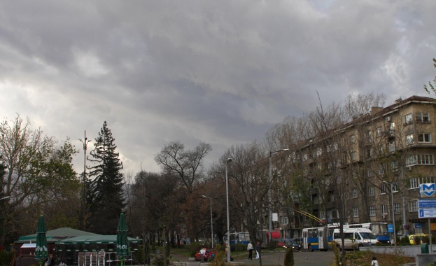 Облачно, със слаби превалявания днес
