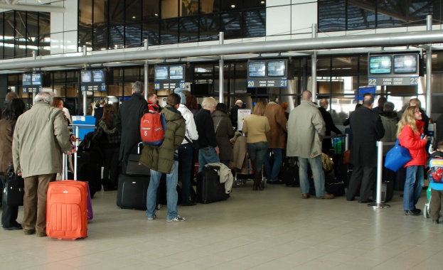 Повреден самолет блокира 180 човека на летище „София”