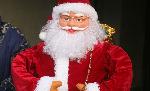 3 000, облечени като Дядо Коледа, бягаха в Париж