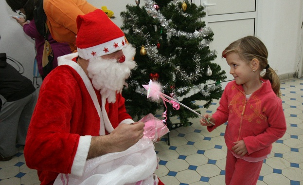 Дядо Коледа пристига с боен хеликоптер във Военноисторическия музей 