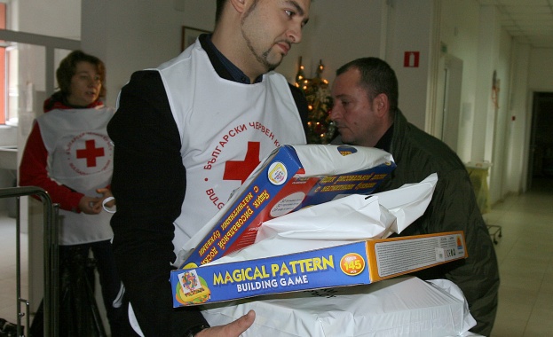 БЧК раздава храни в Пловдив