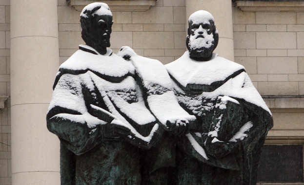 Тихо се сипе първият сняг в София  