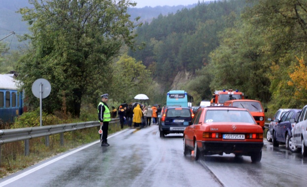 Жена е с опасност за живота след тежка катастрофа