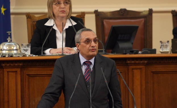 Костов: Спрете дерибейството на монополите