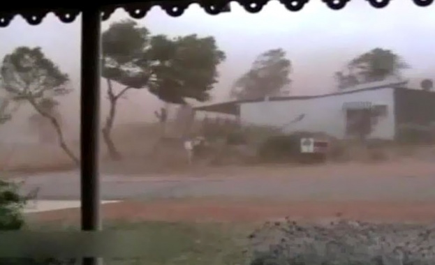 Тропически циклон и торнада удариха Австралия