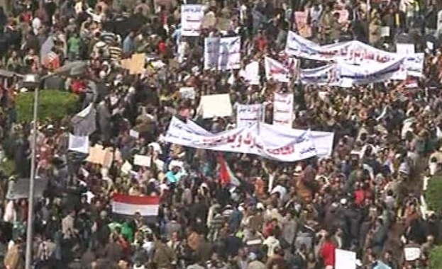 Разпръскват със сила протестиращите на "Тахрир"