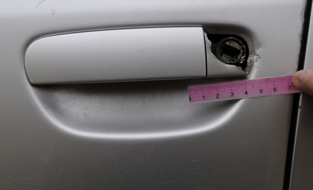 Неизвестен извършил разби БМВ в Шумен и го отараши