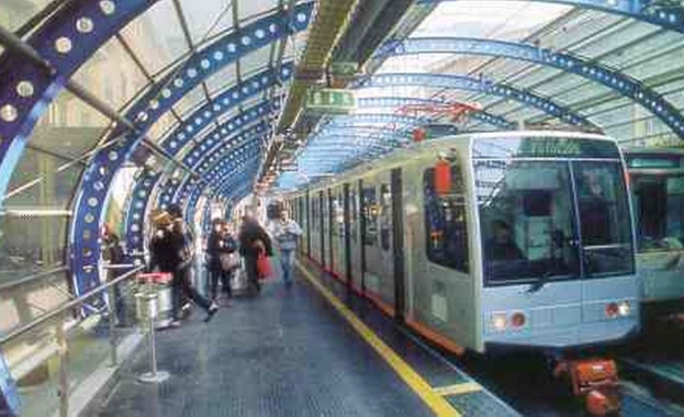 Въоръжен нападна пътуващите в метрото в Билбао, има загинал и ранени