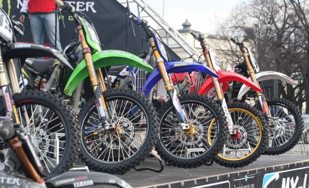 25-годишен падна от мотор, нямал и категория  