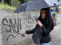 Младежи почистиха предпазната стена на градинката при Руската църква на ул."Г.С.Раковски" срещу Военния клуб от и надписи на антисемитска и друга основа, дискриминиращи етническата принадлежност на други народи