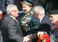 На площад "Александър Батенберг" президентът Георги Първанов  прие военния парад на представителните части на Българската армия по повод празника.