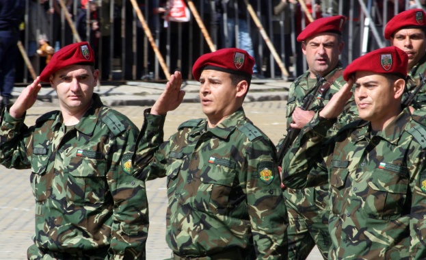 Мъжете в армията ще могат да излизат в майчинство 