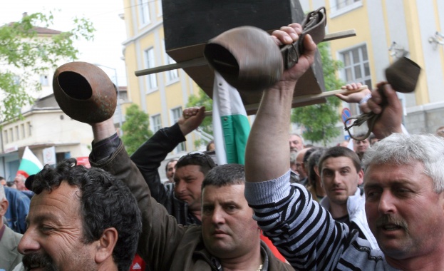 Осигуриха средствата за животновъдите