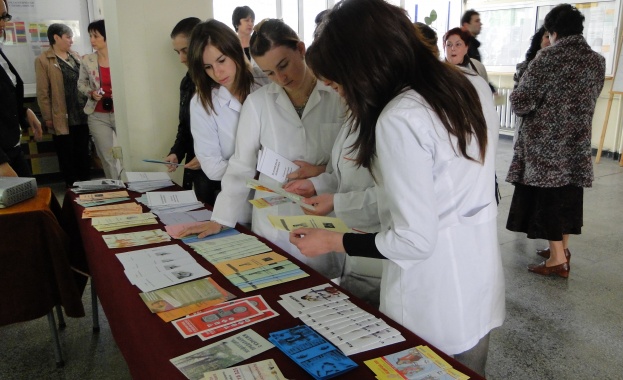 БАПЗГ: Публикациите за БГ мед. сестрите очернят българската медицинска общност