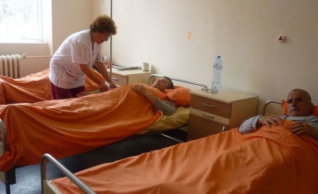 Обгазените работници в Елена остават под лекарско наблюдение