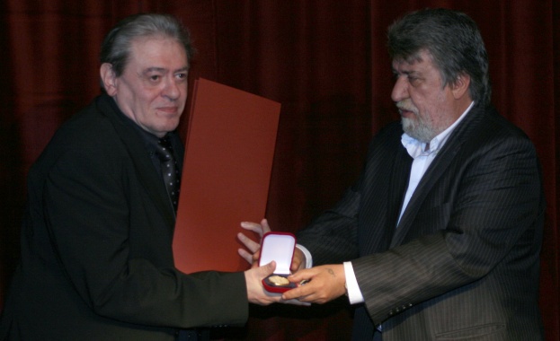 65 години Михаил Белчев  