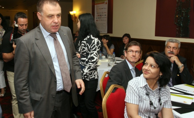 Министър Найденов заминава на работно посещение в Париж
