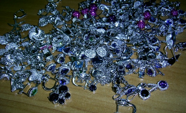 Задигнаха килограм сребро от магазин в Бургас