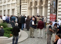  Поклонението пред тленните останки на големия български художник и поет Георги Трифонов се състоя от 11:00 във фоайето на Националната галерия за чуждестранно изкуство в София