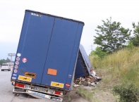 ТИР се преобърна на Околовръстно шосе близо до кино "Арена"