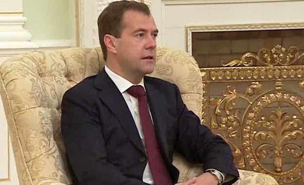 "Гардиън": Медведев се оттегля от Кремъл тъй като е преценил, че Путин е по-популярен от него 