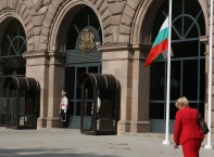 Правителството обяви 16 юни за ден на национален траур във връзка с трагичната гибел на български граждани при катастрофата на автомагистрала "Тракия".Днес националният флаг на държавните институции бяха свалени наполовина.