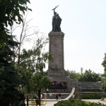Стъклена пирамида пред паметника на Съветската армия - новият символ на София?