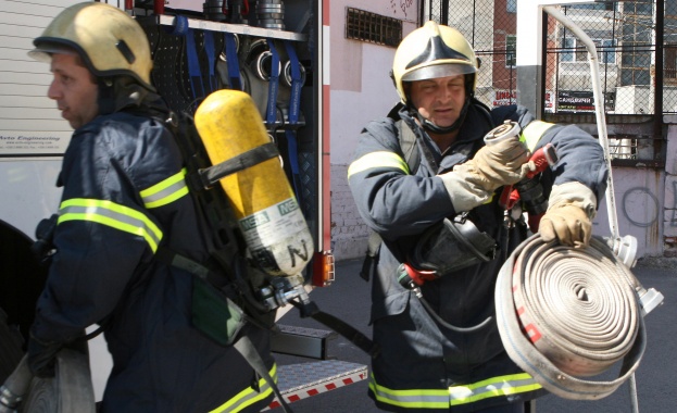 Пожар изпепели дървена постройка 