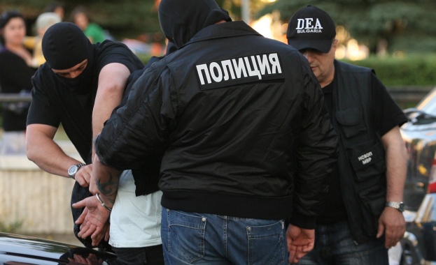 Благоевградски антимафиоти иззеха спортни стоки ментета при спецакция Благоевградски антимафиоти иззеха спортни стоки ментета при спецакция