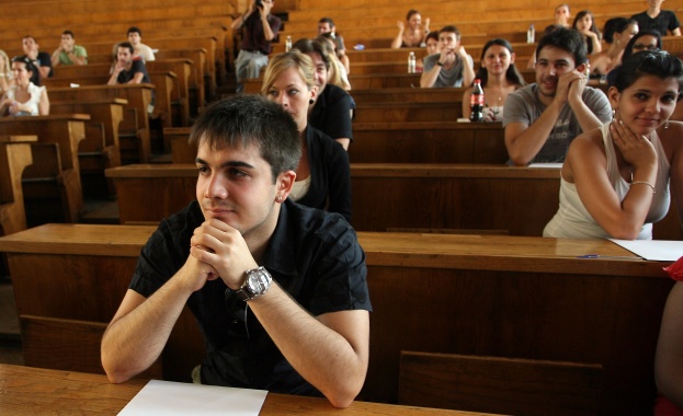 99 кандидат-студенти на изпит по испански в СУ