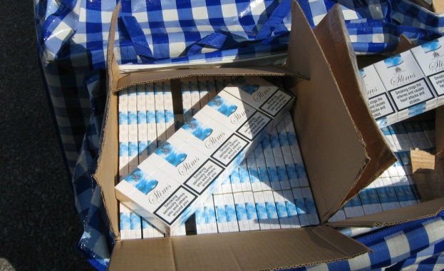 Цигари, скрити зад арматурното табло, намериха на "Калотина" 