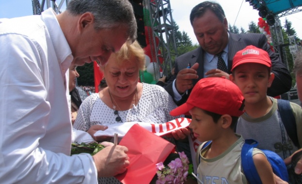 Млади социалисти „пометоха” Ботевград от управлението на ГЕРБ