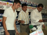  НАГРАЖДАВАНЕ НА СТАНИСЛАВ КОСТОВ /ЦСКА/, ИЗБРАН ЗА ИГРАЧ НА ПОСЛЕДНИЯ ХХХ КРЪГ ОТ МИНАЛИЯ СЕЗОН В АНКЕТАТА НА В. "ФУТБОЛ" И ПРЕСКЛУБ "БЪЛГАРИЯ.