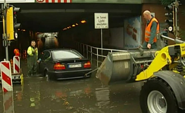 Тайландските власти планират да взривят пътища за справяне с наводненията