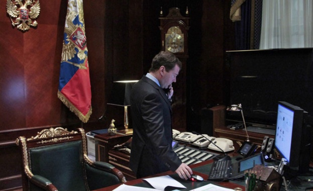 Медведев: Който не ползва интернет – вън от властта