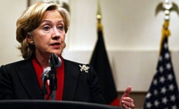 На Филипините Хилъри Клинтън бе замервана с балони, пълни с боя 