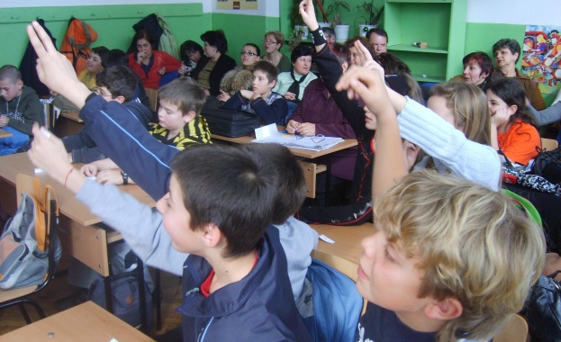Български език и математика могат да се преподават по интернет