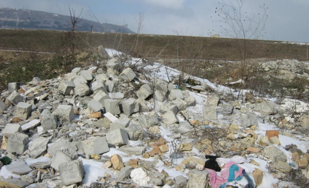 Тонове строителни отпадъци  на брега на Варненско езеро